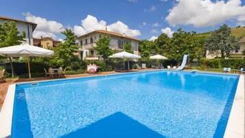 Außenpool (je nach Saison geöffnet), Sonnenschirme, Liegestühle