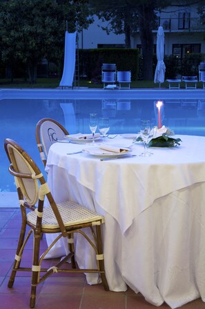 Serveert lunch en diner, lokale gerechten