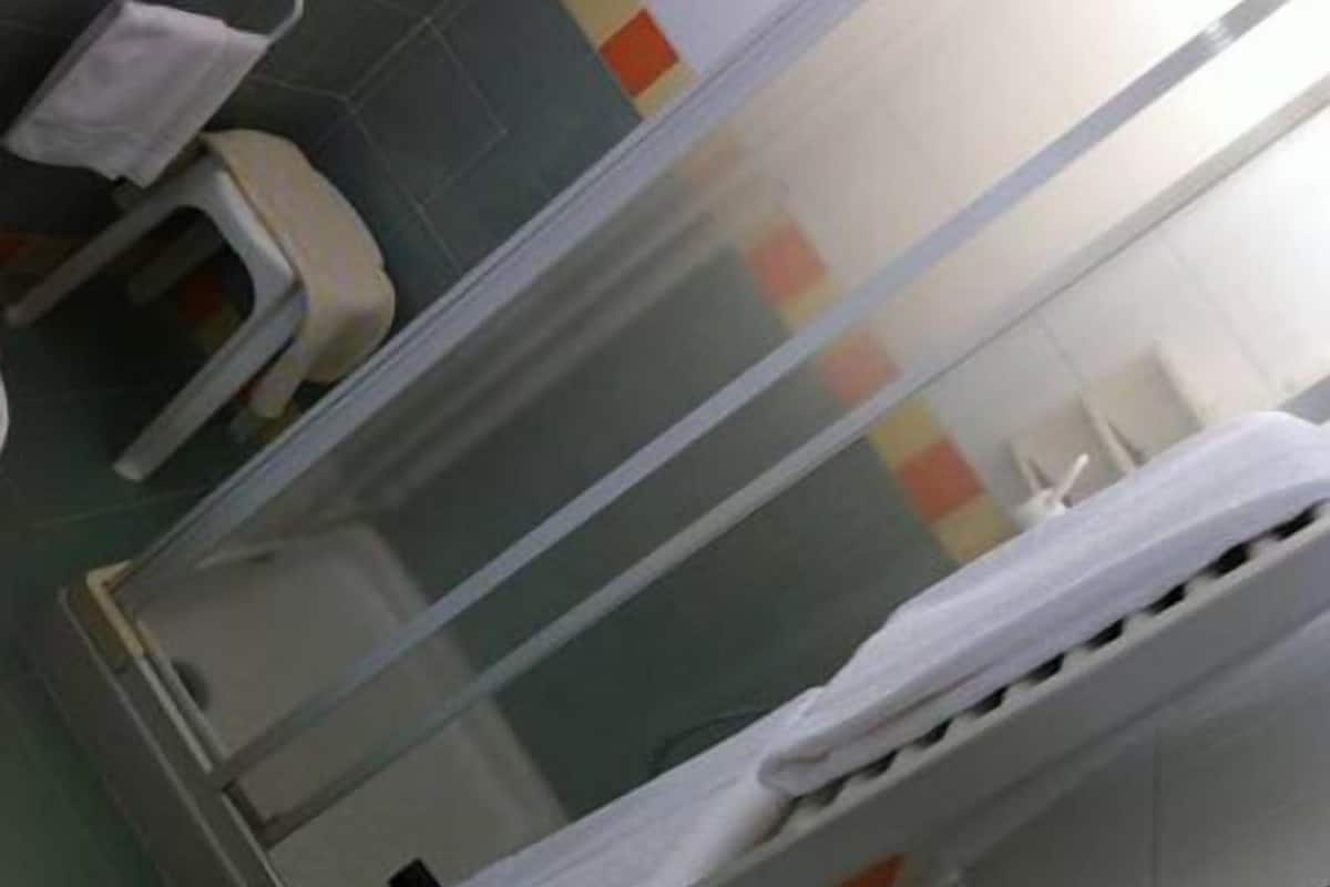 triple room | bathroom | shower, free toiletries, hair dryer, slippers