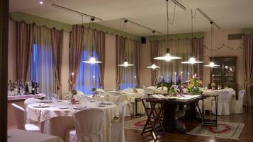 Ze serveren er lunch en diner