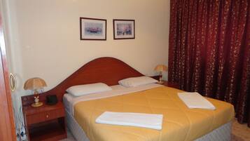 1 bedroom, Egyptian cotton sheets, down duvets, desk