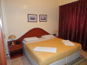 1 bedroom, Egyptian cotton sheets, down duvets, desk