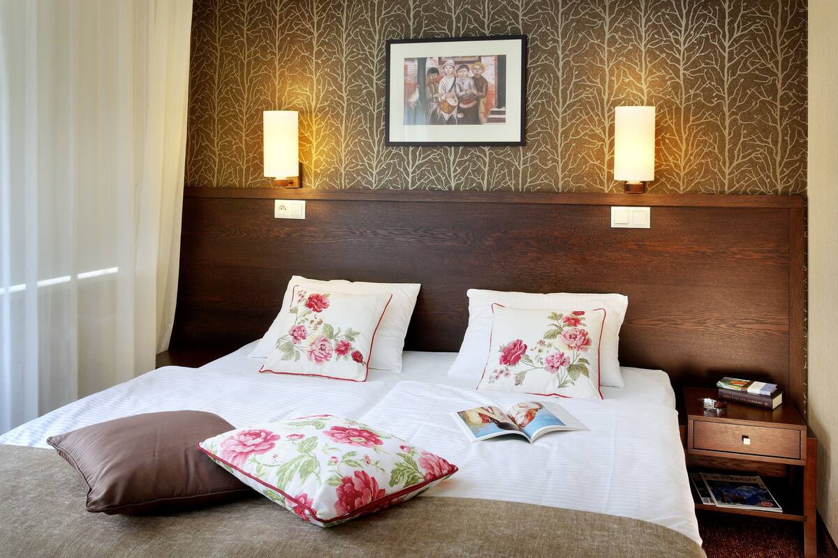 Premium bedding, in-room safe, desk, soundproofing
