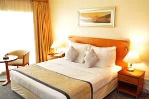 Standardzimmer, 1 King-Bett | Hochwertige Bettwaren, Minibar, Zimmersafe, Schreibtisch
