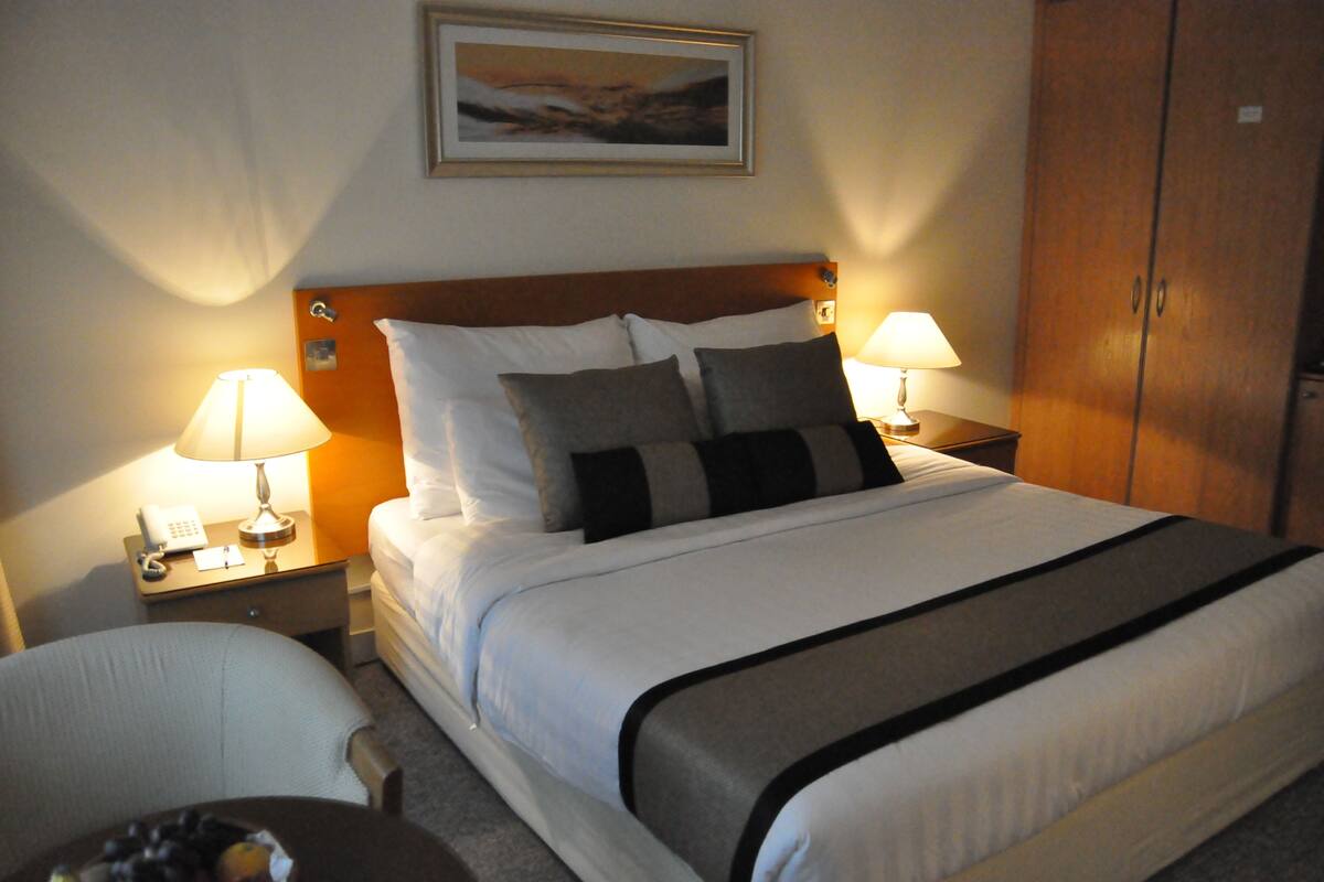 Standard Room, 1 King Bed | Premium bedding, minibar, in-room safe, desk