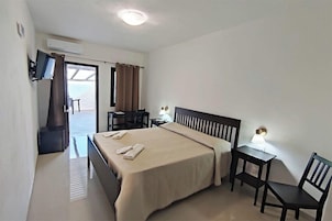 Quarto panorâmico, em edifício anexo | Cofres nos quartos, escrivaninha, roupa de cama