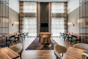 2 restaurants, breakfast, dinner served; American cuisine  - DoubleTree by Hilton Asheville Downtown (Asheville)