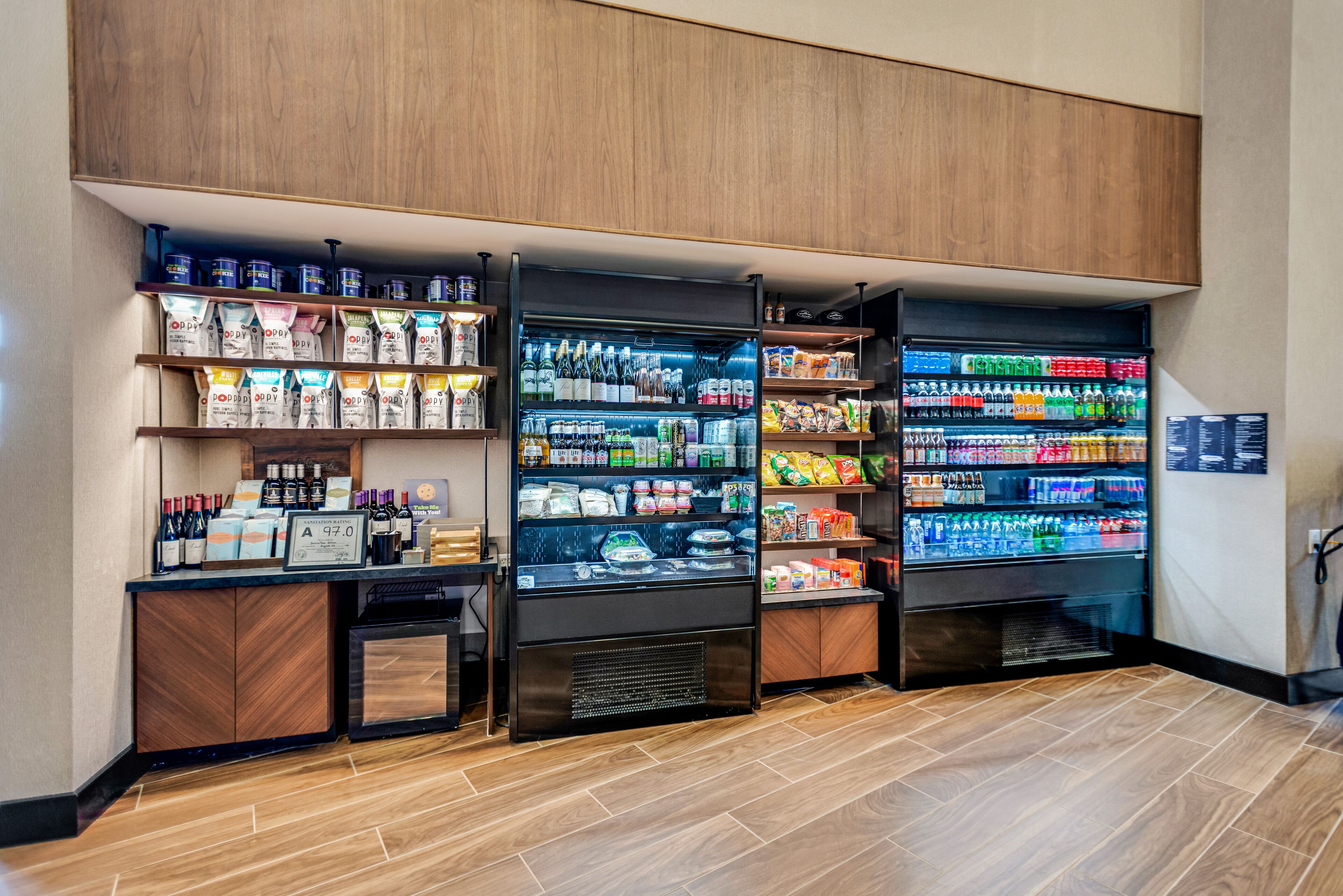 Een automaat voor drankjes met gekoelde tappunten en planken vol snacks en flessen water.