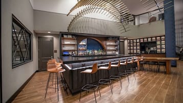 2 restaurants; breakfast and dinner served