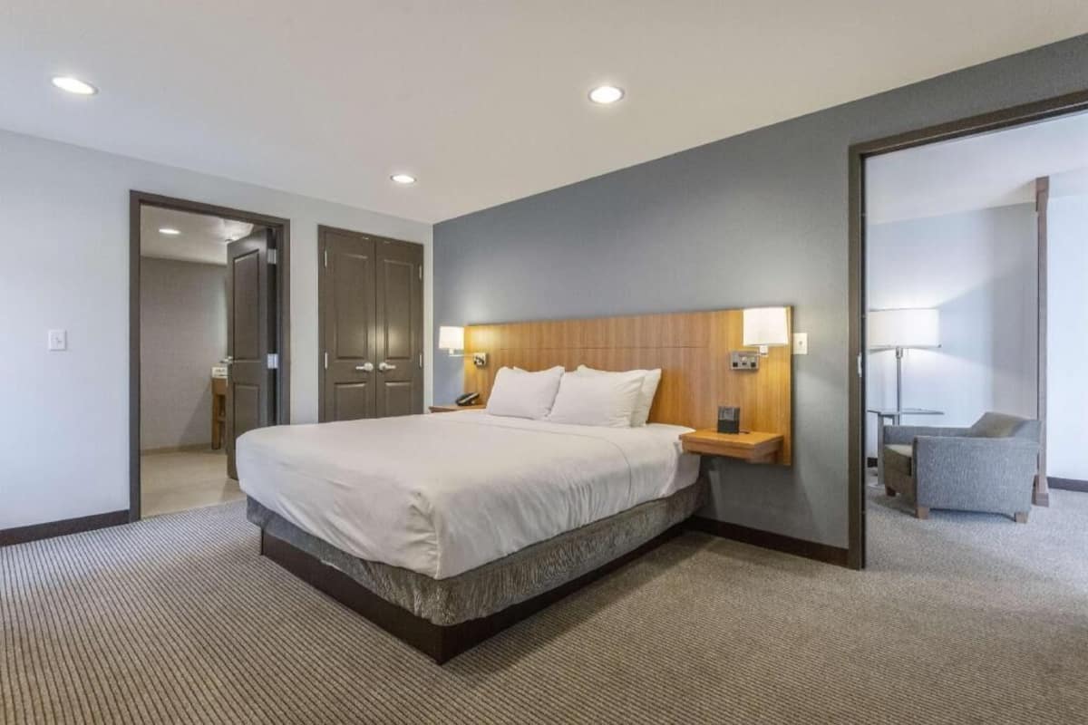Ropa de cama de alta calidad y caja de seguridad en la habitación