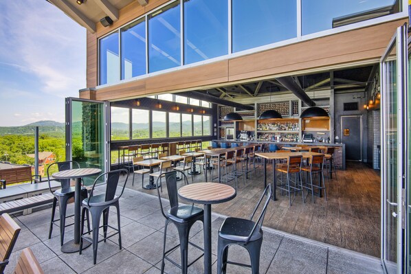 2 间酒吧/酒廊、天台酒吧