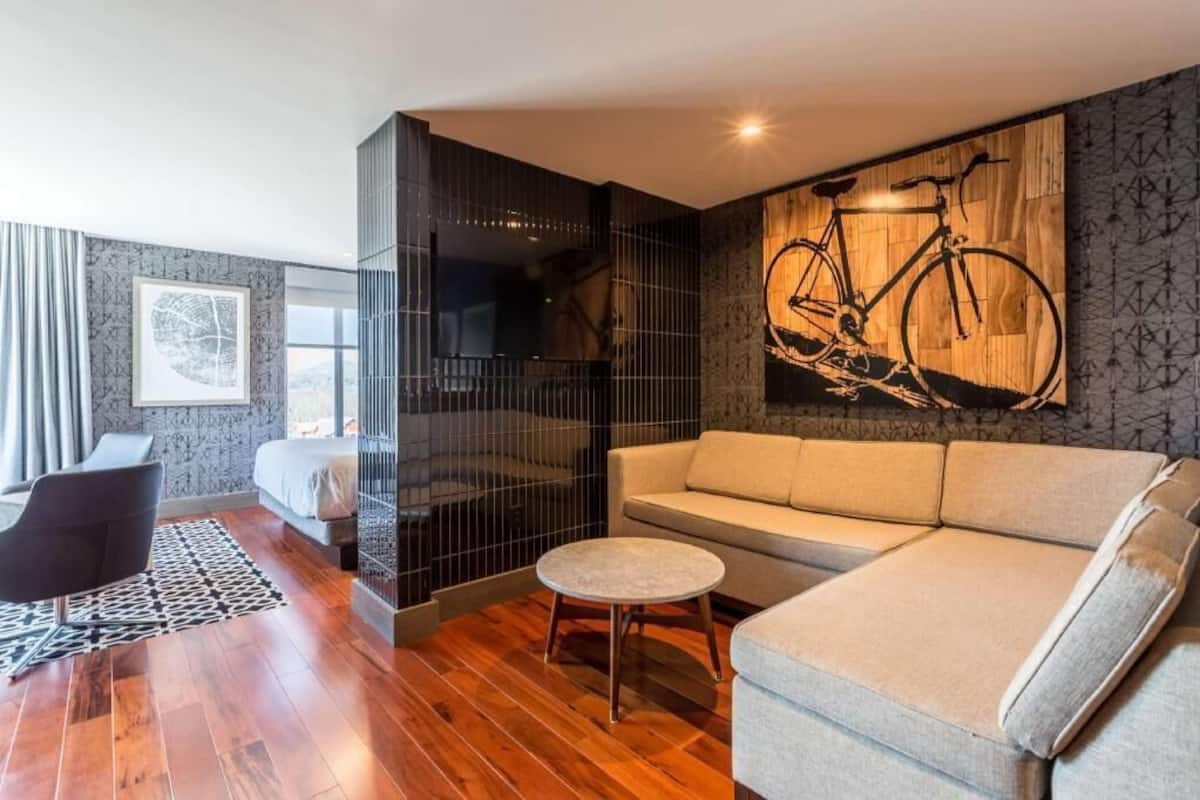 Ropa de cama de alta calidad y caja de seguridad en la habitación