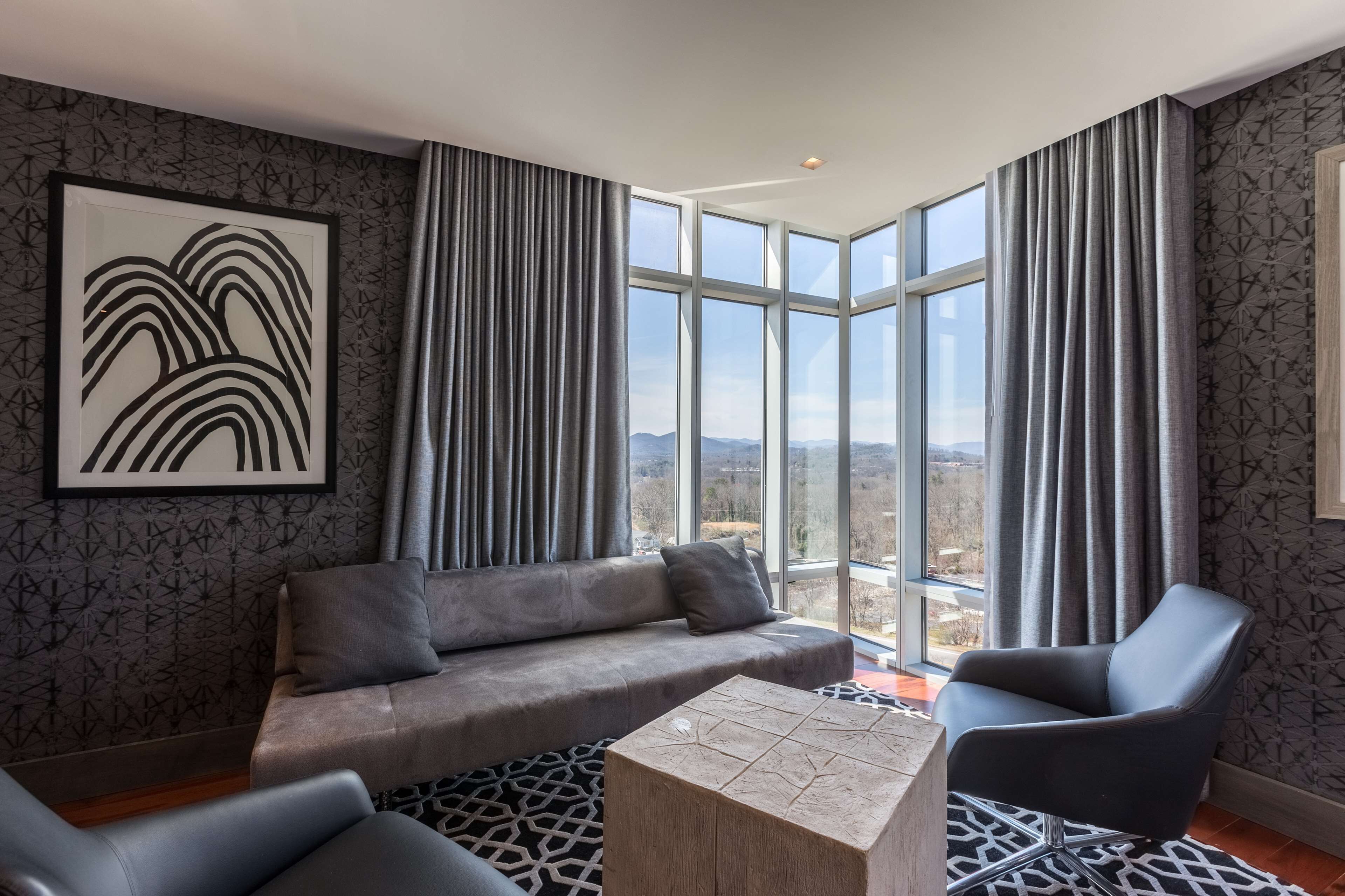 suite, 1 king bed (groom) | living area | 42-inch tv with cable channels, mp3 dock