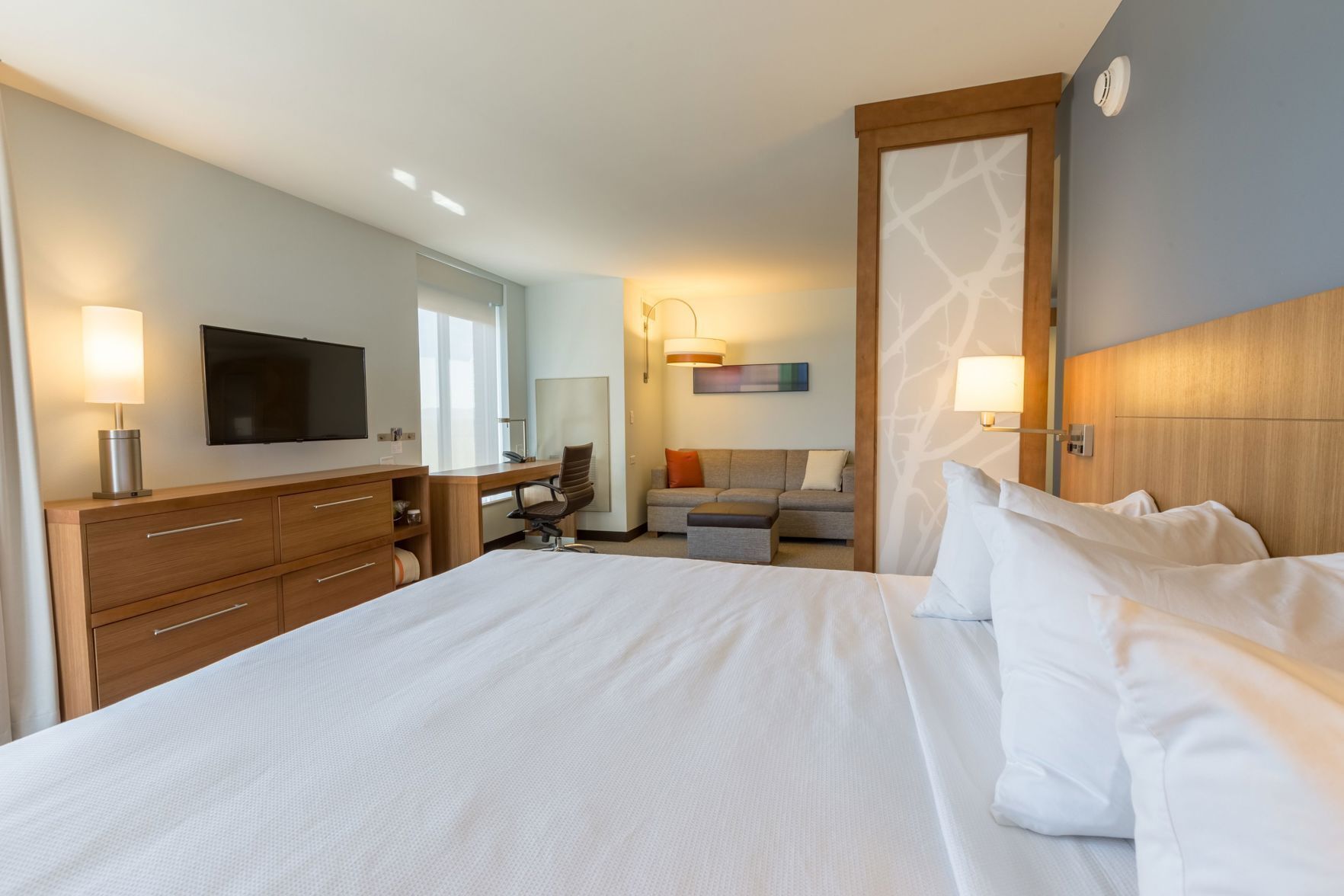Ropa de cama de alta calidad y caja de seguridad en la habitación 