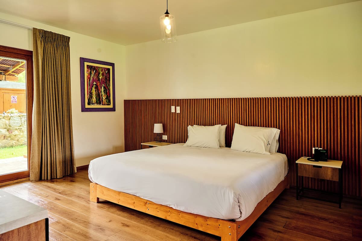 Superior Room, 1 King Bed | 1 bedroom, desk, laptop workspace, free WiFi