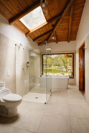 Suite Sénior, 1 très grand lit | Salle de bain | Articles de toilette gratuits, sèche-cheveux, serviettes fournies