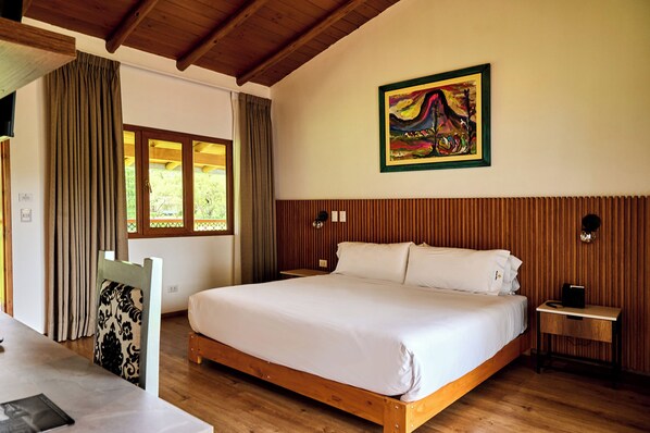 Superior-Zimmer, 1 King-Bett, Balkon | Schreibtisch, laptopgeeigneter Arbeitsplatz, kostenlose Babybetten