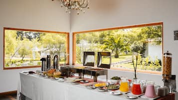Café da manhã com buffet grátis todos os dias