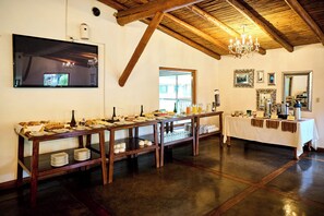 供应早餐、午餐和晚餐,国际美食