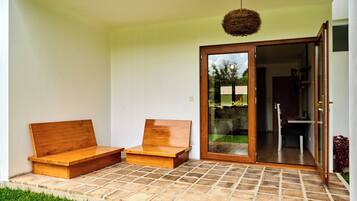 Habitación superior, 2 camas matrimoniales | Terraza o patio