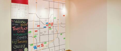 Una pared con un mapa grande y un letrero de TownePlace Suites by Marriott South.