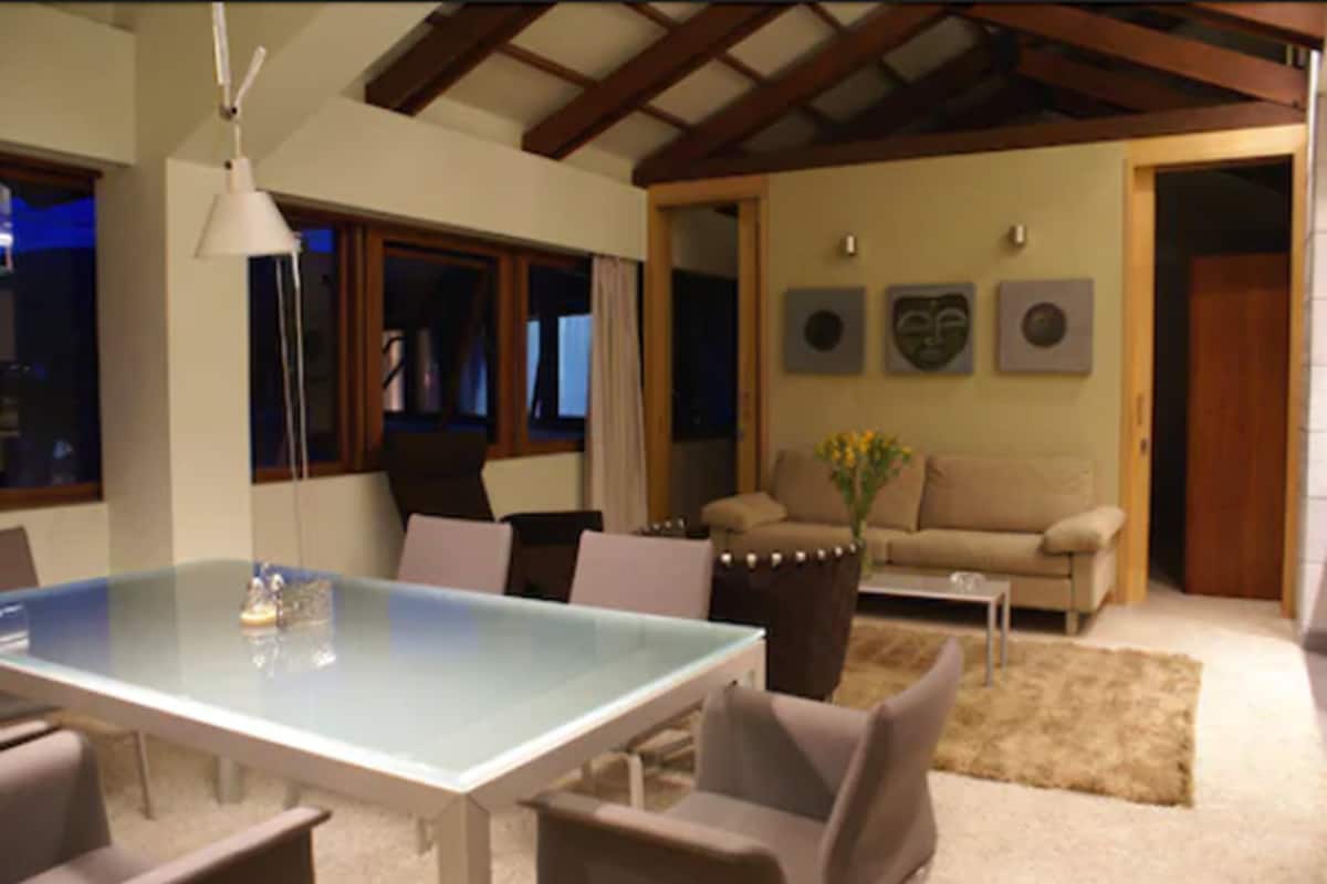Luxe appartement, 2 slaapkamers | Woonkamer | Televisie