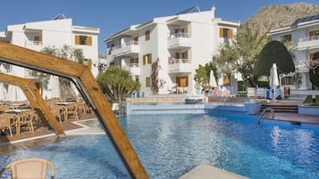 Piscine extérieure, parasols de plage, chaises longues