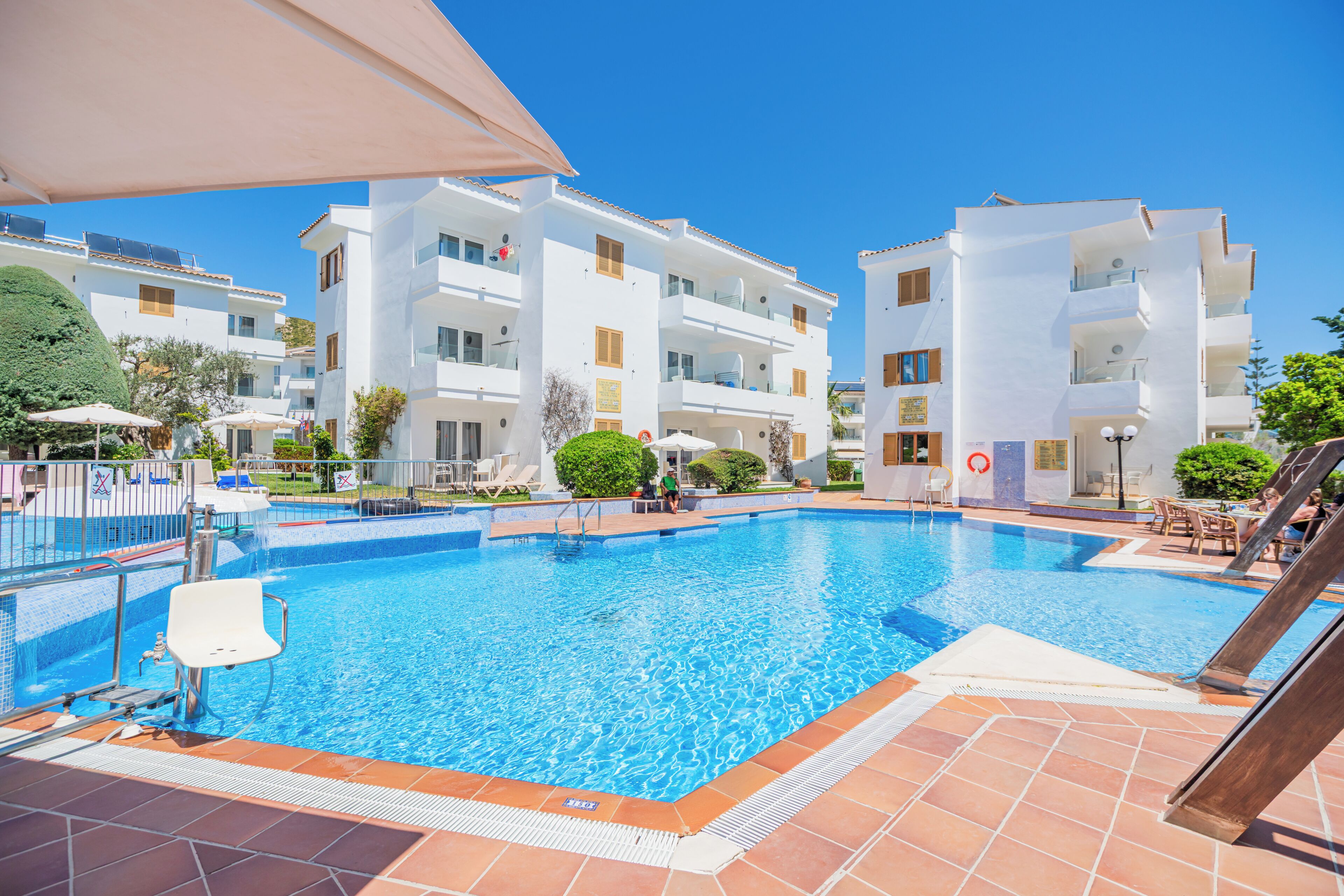 Outdoor pool, pool umbrellas, sun loungers
