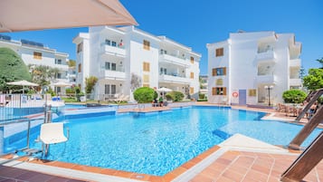 Utomhuspool, parasoller och solstolar