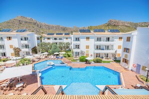 Outdoor pool, pool umbrellas, sun loungers - Aparthotel Flora (Pollenca)