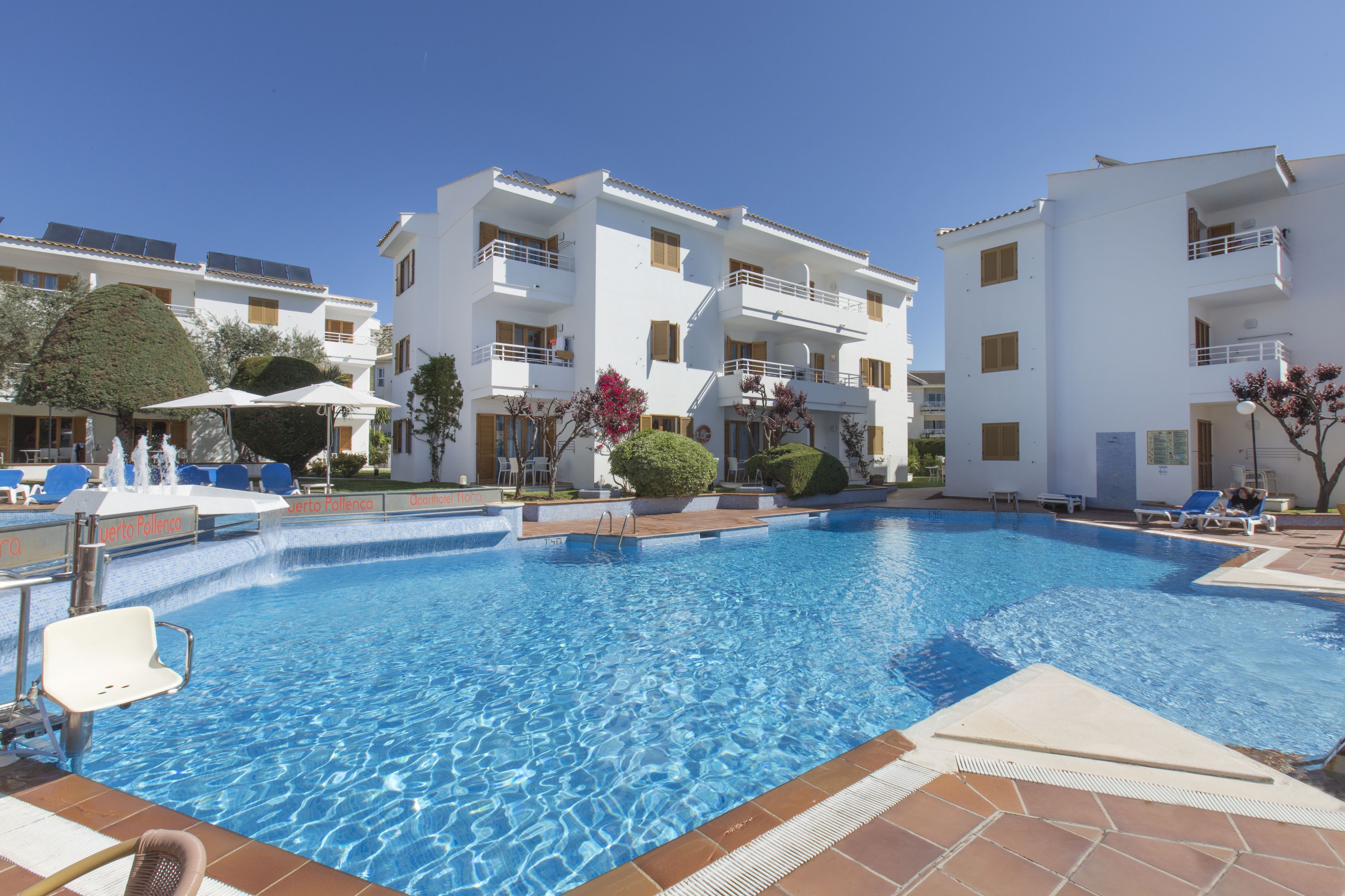 Udendørs pool, parasoller, liggestole