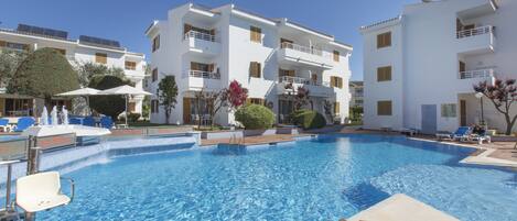 Outdoor pool, pool umbrellas, sun loungers