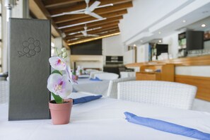 Breakfast, lunch and dinner served - Aparthotel Flora (Pollenca)