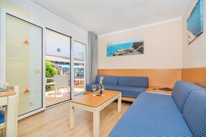 Apartment, 1 Bedroom, Balcony | 1 bilik tidur, meja, katil bayi/kot (percuma), Wi-fi percuma 