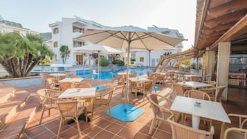 Outdoor pool, pool umbrellas, sun loungers