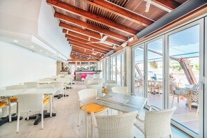 Poolside bar - Aparthotel Flora (Pollenca)