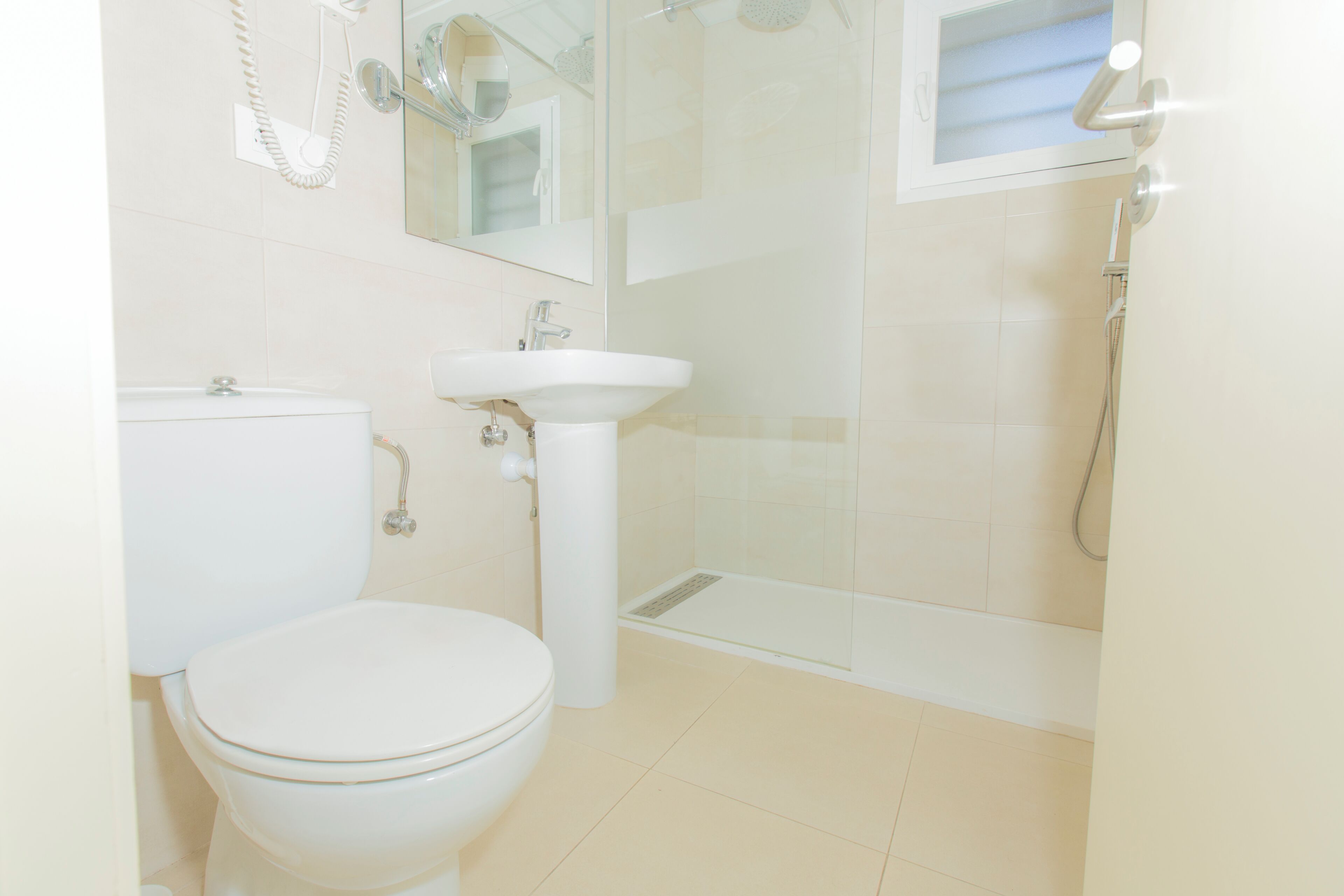 Un bagno con il water, il lavandino e la doccia.