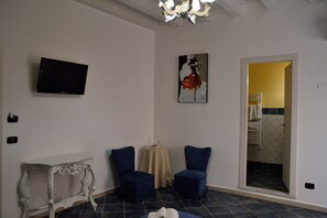 Deluxe-Dreibettzimmer | Hochwertige Bettwaren, Schreibtisch, Babybetten, kostenloses WLAN