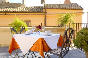 Junior-Suite, Terrasse | Speisen im Freien