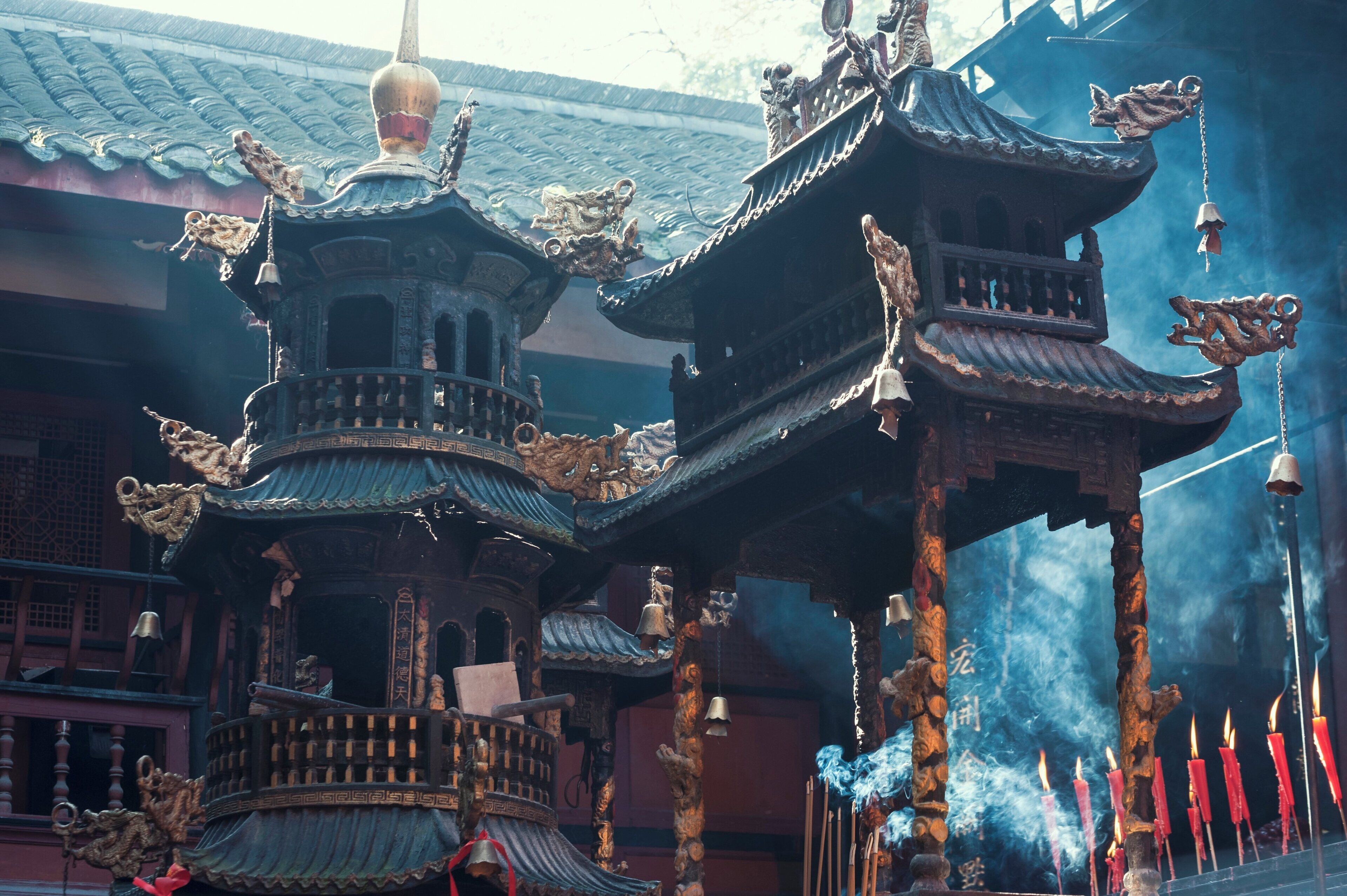 Una pagoda tradicional de varios niveles con intrincados relieves y una torre de campanas.