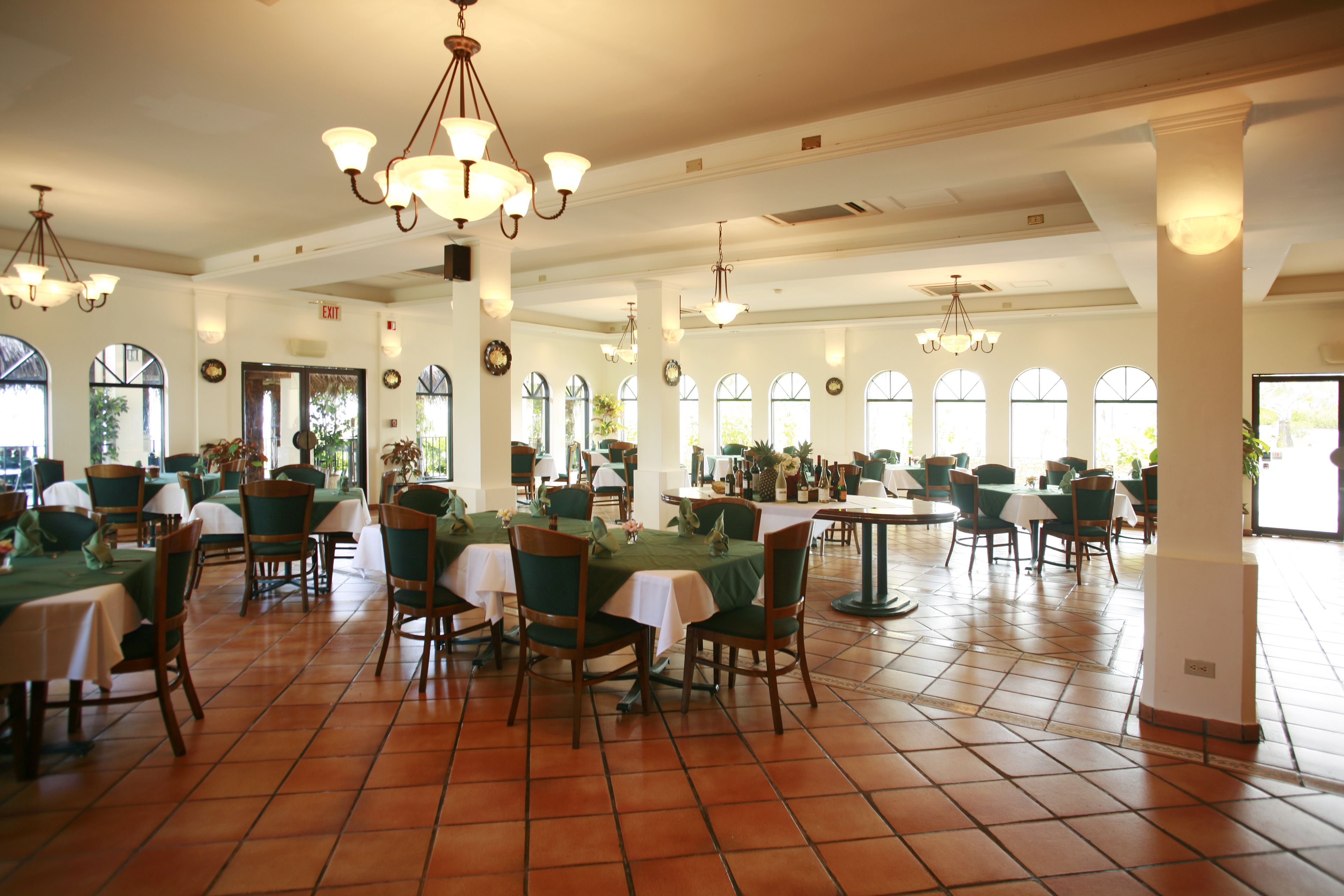 3 restaurants, breakfast, lunch, dinner served; international cuisine