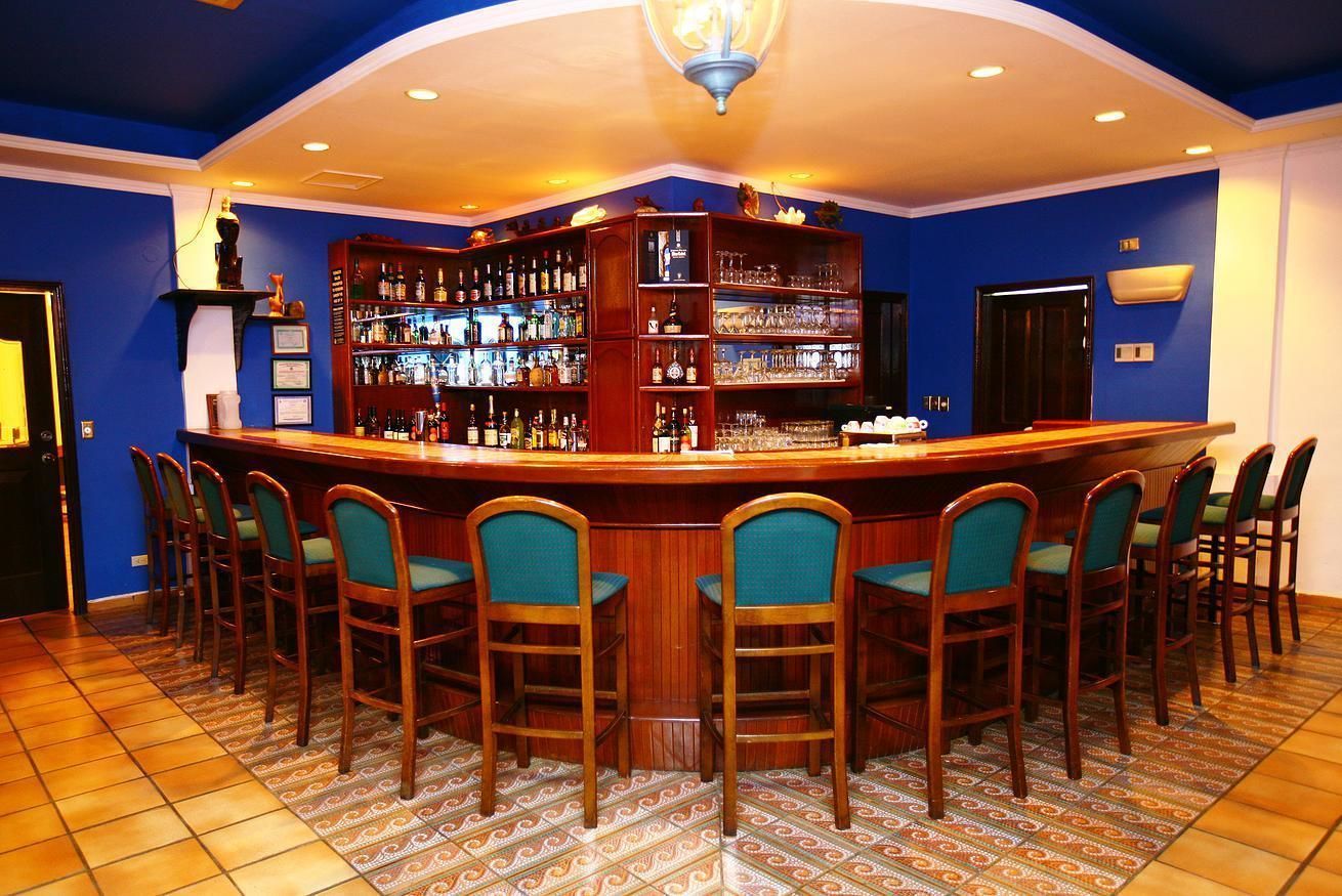 cocktail bar, ocean views, open daily