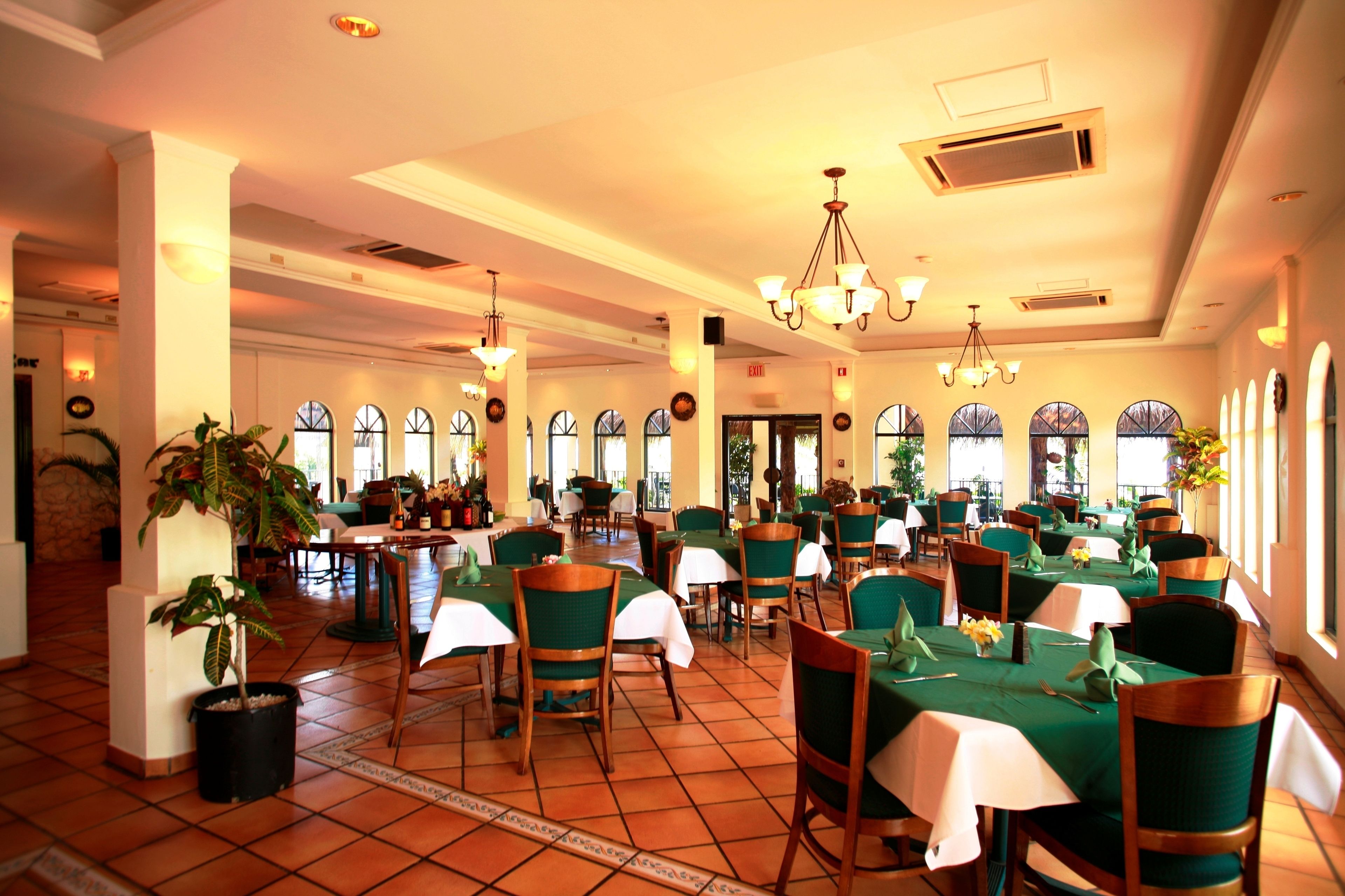 3 restaurants, breakfast, lunch, dinner served; international cuisine