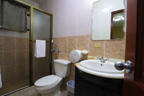 Shower, free toiletries, towels