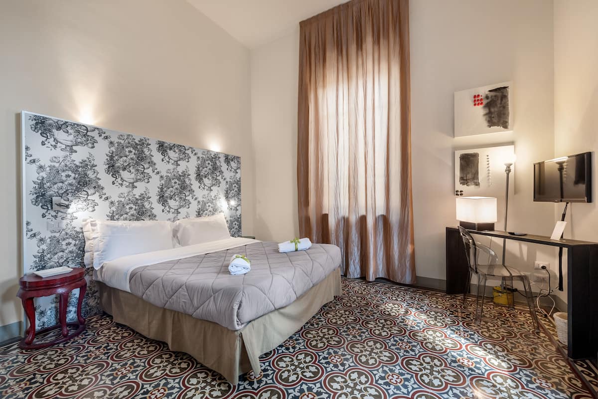 Habitación doble superior | Ropa de cama de alta calidad, escritorio y insonorización