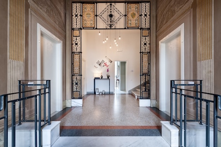 Interior entrance. Lucca In Villa Lucrezia
