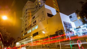 Fachada de la propiedad por la tarde o noche