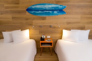 Standard Double Twin Room | Két bảo mật tại phòng, bàn, màn/rèm cản sáng, phòng cách âm 