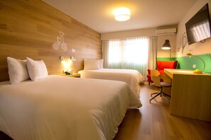 Standard Double Twin Room | Két bảo mật tại phòng, bàn, màn/rèm cản sáng, phòng cách âm 