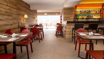 Desayuno buffet todos los días (USD 10 por persona)
